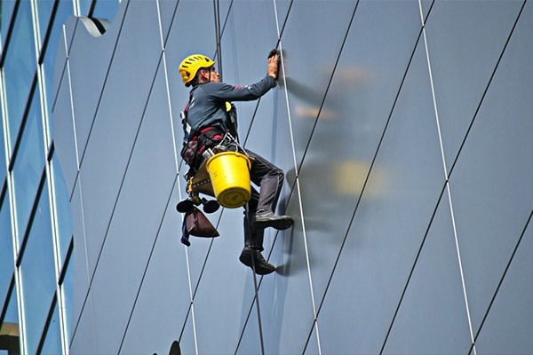 لباس کار برای کار در ارتفاع : ویژگی‌ها و استانداردها